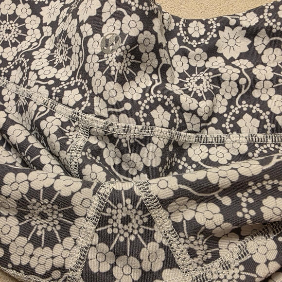🌸 Lululemon Floral Crop Leggings Size 6 | Grey & White Print - Picture 7 of 10
